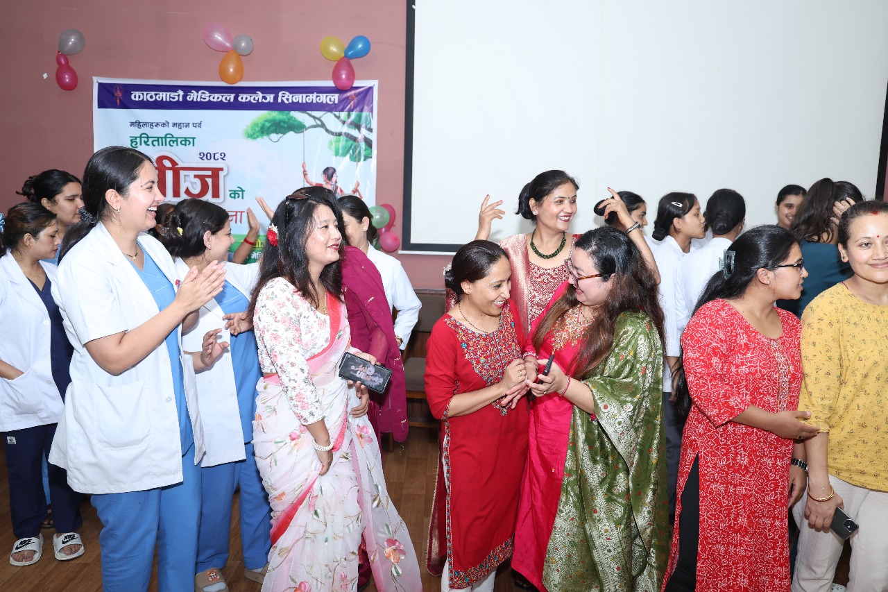 केएमसीका महिला चिकित्सक, नर्स तथा कर्मचारीलाई दर (फाेटाे फिचर)