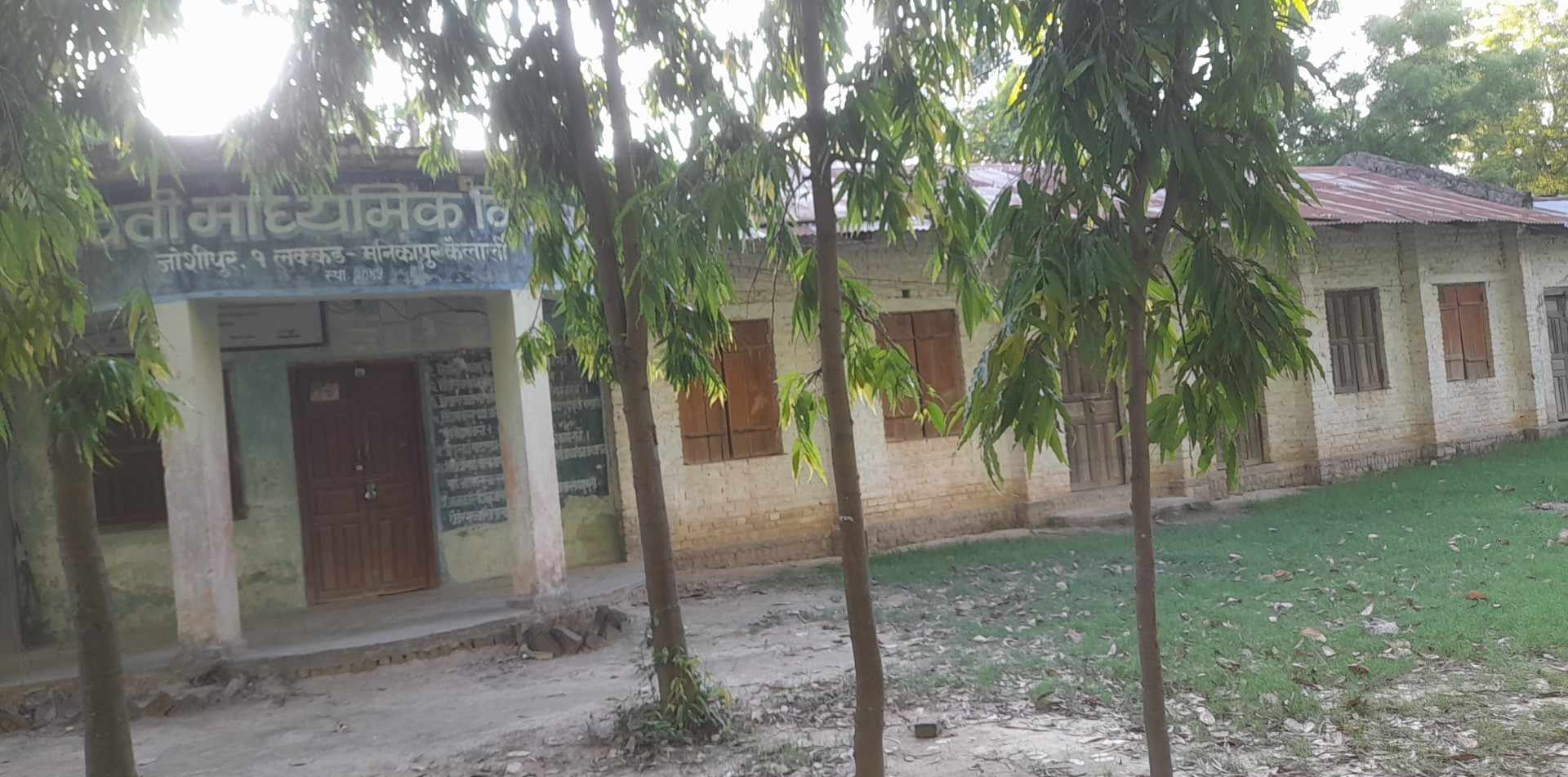 कैलालीमा पालिका अध्यक्षले शाैचालयमा थुने शिक्षकलाई