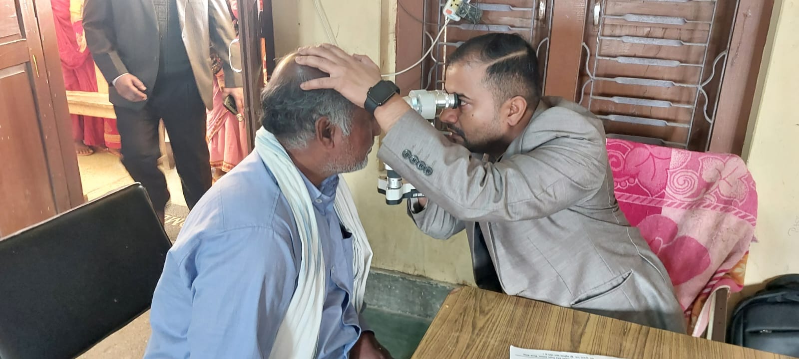 नेशनल मेडिकल कलेजको निःशुल्क आँखा शिविरमा बिरामीको भिड