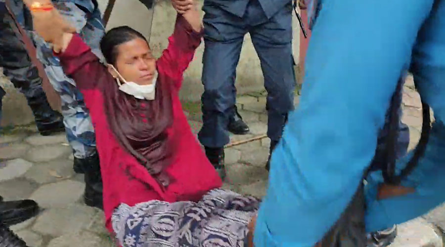 राष्ट्रपति भवन अगाडि निहारिकाको आत्मदाह प्रयास